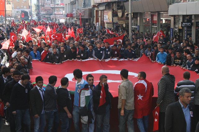 2 BİN KİŞİ YÜRÜDÜ