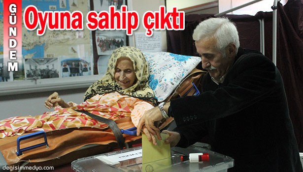 92 YAŞINDAKİ KADIN AMBULANSLA OY KULLANMAYA GÖTÜRÜLDÜ