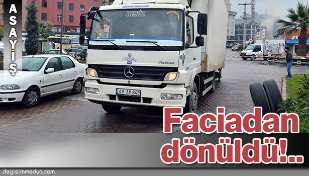 GIDA YÜKLÜ KAMYONUN TEKERLEĞİ FIRLADI, FACİADAN DÖNDÜ