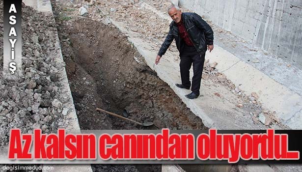 TOPRAK ALTINDA KALAN İŞÇİYİ ARKADAŞLARI KURTARDI