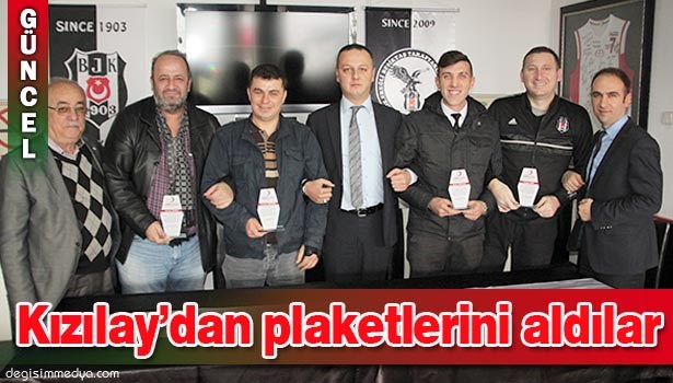 KIZILAY'DAN 4 TARAFTAR DERNEK BAŞKANLARINA TEŞEKKÜR PLAKETİ
