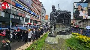 Yağmura rağmen Madenci Anıtına yürüdüler.....
