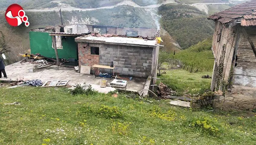 Yaşlı çiftin evi küle döndü