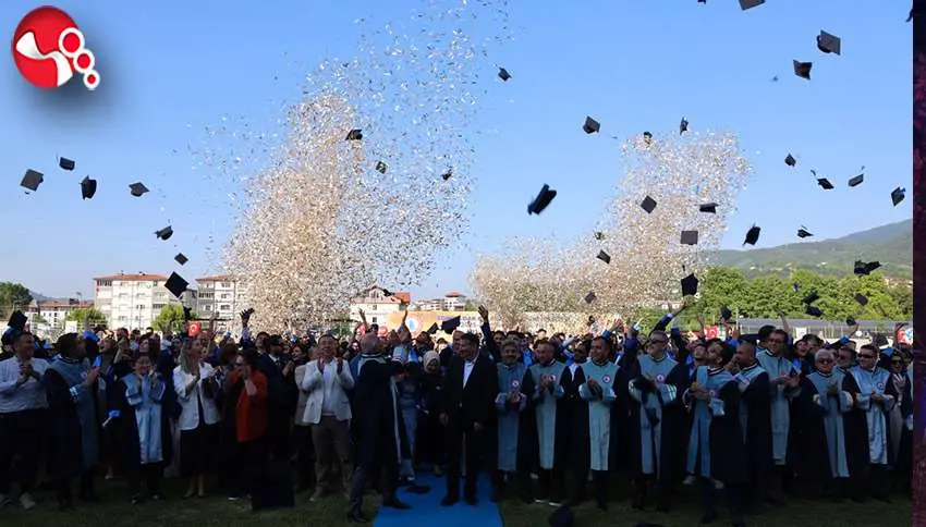 Yüzlerce öğrenci mezniyet sevinci yaşadı
