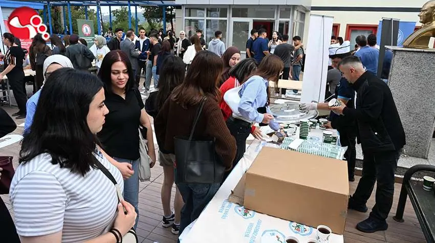 ÜNİVERSİTELİLERE  SICAK ÇORBA İKRAMI...