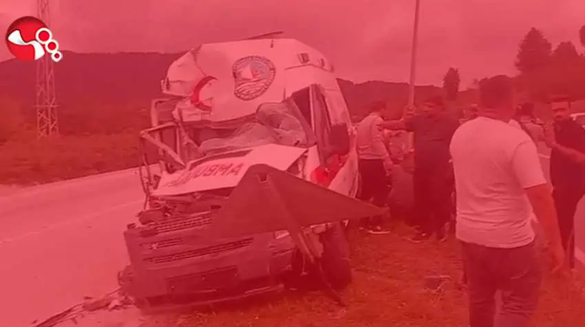 Ambulans tıra çarptı