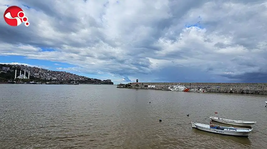 Liman çamura bulandı