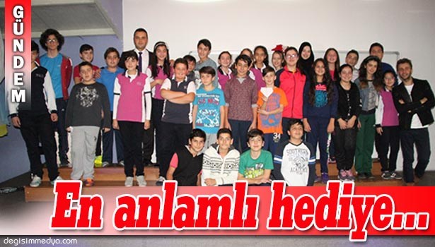 ÖĞRETMENLER GÜNÜ'NDE, ÖĞRETMENLERİNİ ANLATAN TİYATRO HEDİYE ETTİLER