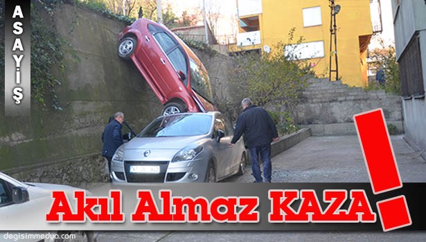 PARK HALİNDEKİ OTOMOBİL, DİĞER OTOMOBİLİN ÜZERİNE DEVRİLDİ