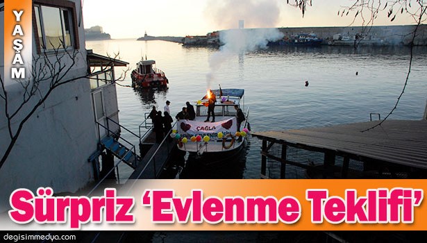 SAHİLDE SÜRPRİZ EVLENME TEKLİFİ