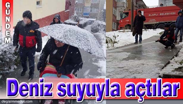 KARDA MAHSUR KALAN ENGELLİ VATANDAŞIN YOLUNU DENİZ SUYUYLA AÇTILAR