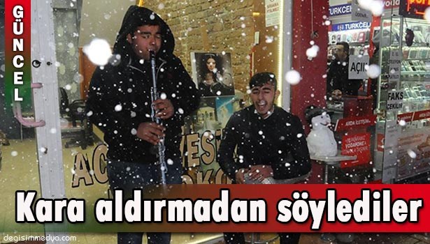 KAR YAĞIŞINA ALDIRMADAN ENSTRÜMAN ÇALIP ŞARKI SÖYLEDİLER