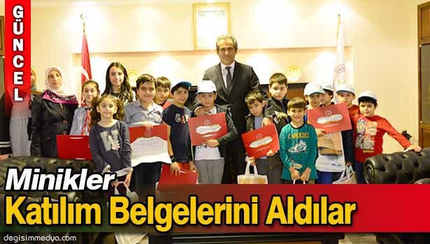 ENDERUN BULUŞMALARINA KATILAN MİNİKLER KATILIM BELGELERİNİ REKTÖR ÖZER'DEN ALDILAR