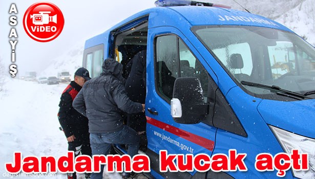 ARAÇLAR YOLDA KALDI, ÜŞÜYEN VATANDAŞLARA JANDARMA KUCAK AÇTI