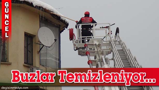 ÇATILARDAKİ BUZ SARKITLARI VE KARLAR TEMİZLENİYOR