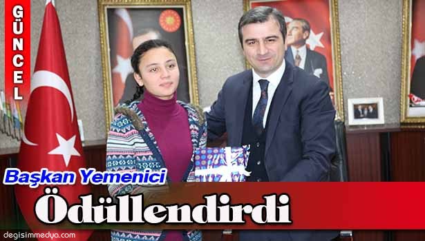 TEOG TÜRKİYE BİRİNCİSİNE BAŞKAN YEMENİCİ TARAFINDAN TABLET HEDİYE EDİLDİ