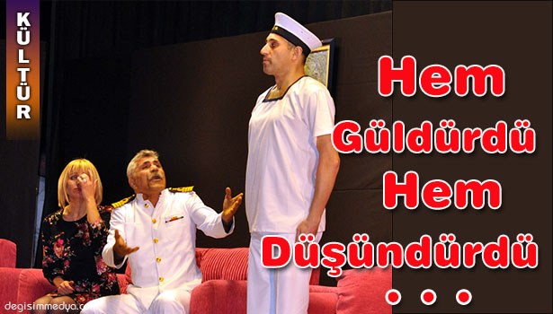 'EMRET KOMUTANIM' ADLI TİYATRO, AYAKTA İZLENDİ