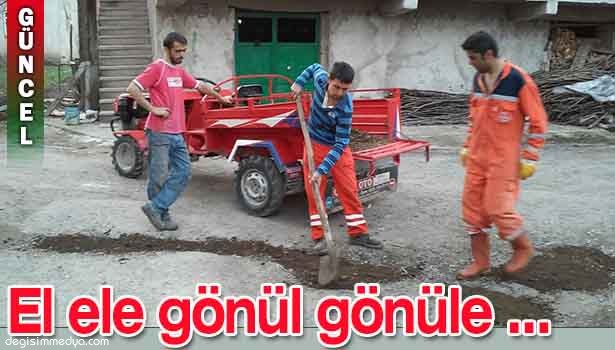 VATANDAŞLAR BOZULAN YOLU KENDİLERİ TAMİR EDİYOR