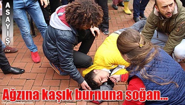 SARA KRİZİ GEÇİREN GENCİN AĞZINA KAŞIK SOKUP BURNUNA SOĞAN TUTTULAR