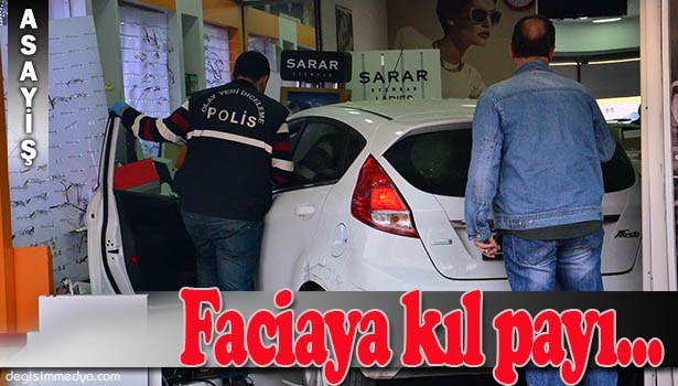 YAYAYA ÇARPAN KADIN SÜRÜCÜ OTOMOBİLLE OPTİK DÜKKANINA GİRDİ