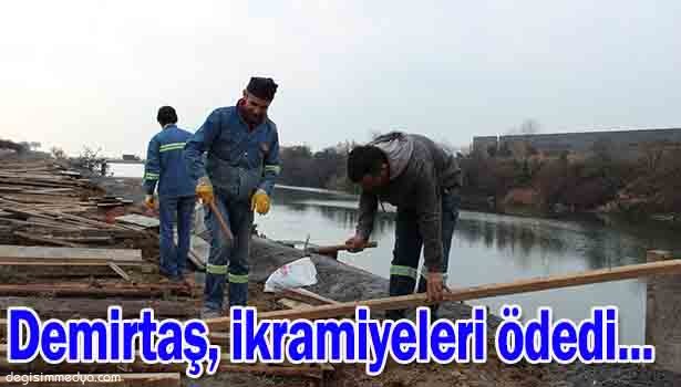 IKRAMİYELERİNİ ALAN İŞÇİLER, BAŞKAN DEMİRTAŞ'A TEŞEKKÜR ETTİ