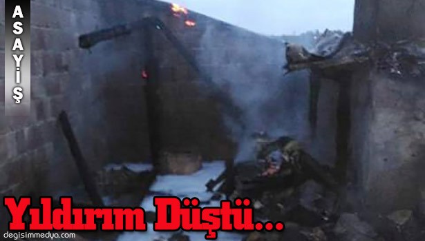 YILDIRIM DÜŞEN EVDE YANGIN ÇIKTI