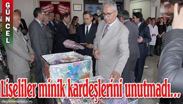 LİSELİ ÖĞRENCİLER KÖY OKULUNA KİTAP VE OYUNCAK HEDİYE ETTİ