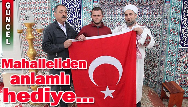 MAHALLELİDEN POLİS MEMURUNA KUR'AN-I KERİM VE BAYRAK HEDİYESİ...