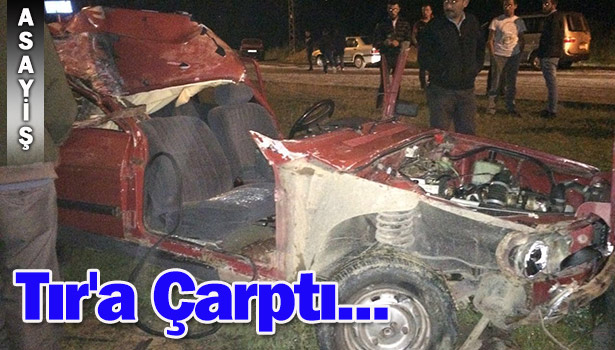 OTOMOBİL, TAVUK YÜKLÜ TIR'A ÇARPTI