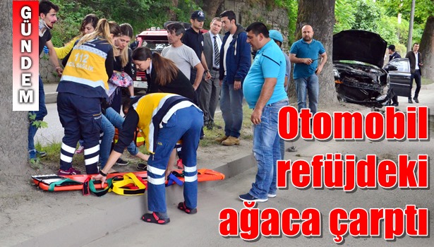 OTOMOBİL REFÜJDEKİ AĞACA ÇARPTI: 2 YARALI