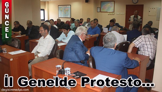 IL GENEL MECLİSİNDE CHP'Lİ ÜYELERDEN PROTESTO