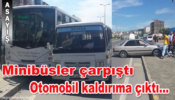 MİNİBÜSLER ÇARPIŞTI, OTOMOBİL KALDIRIMA ÇIKTI