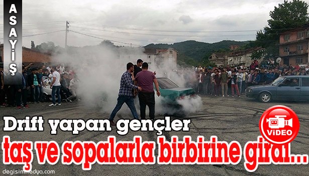 DRİFT YAPAN GENÇLER TAŞ VE SOPALARLA BİRBİRİNE GİRDİ...