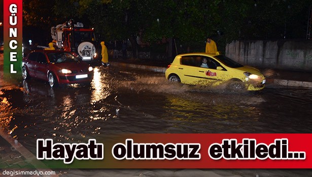 ŞİDDETLİ YAĞIŞ HAYATI OLUMSUZ ETKİLEDİ, ARAÇLAR YOLLARDA KALDI...