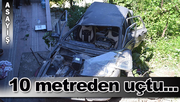 OTOMOBİL 10 METREDEN EVİN BAHÇESİNE UÇTU: 4 YARALI