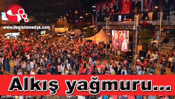 DEMOKRASİ NÖBETİNDE ALKIŞ YAĞMURU...