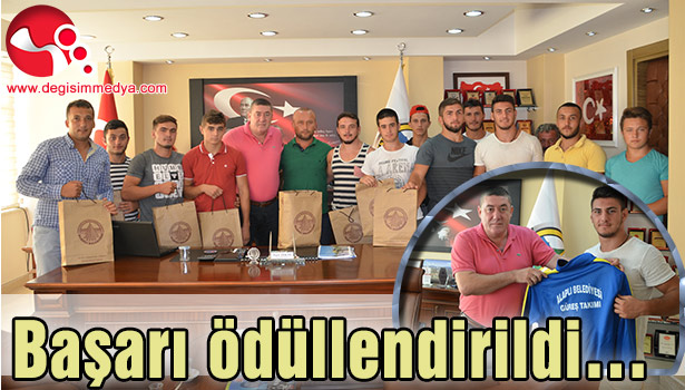 GÜREŞÇİLER EŞOFMANLA ÖDÜLLENDİRİLDİ