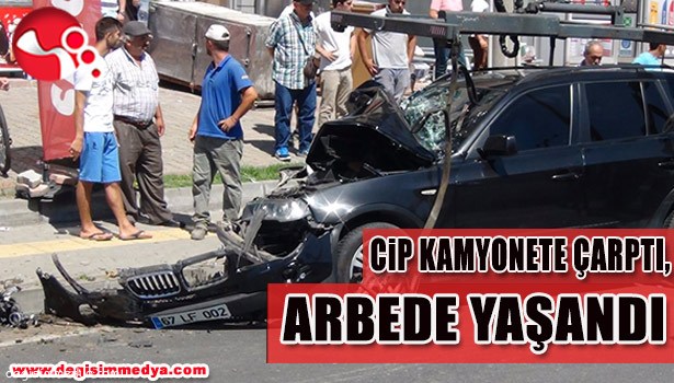 CİP KAMYONETE ÇARPTI, KAZA SONRASI ARBEDE YAŞANDI...