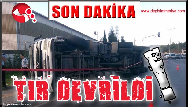 'U' DÖNÜŞÜ YAPAN SAC YÜKLÜ TIR VİRAJI ALAMAYIP DEVRİLDİ