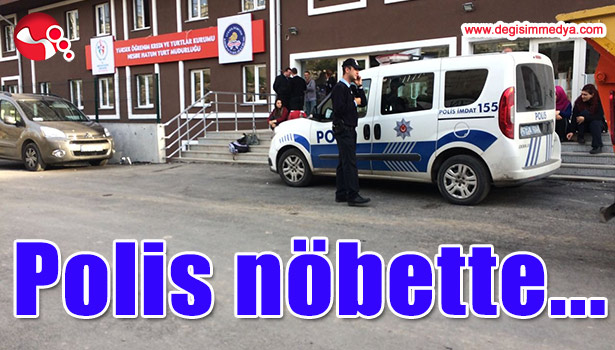 POLİS KIZ ÖĞRENCİLERİN GÜVENLİĞİ İÇİN YURT ÖNÜNDEKİ NÖBETİNİ SÜRDÜRÜYOR
