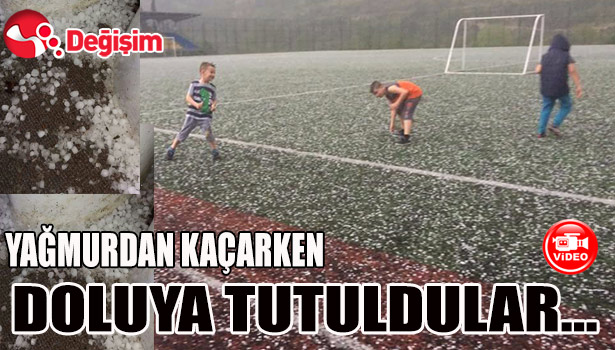 YAĞMURDAN KAÇARKEN DOLUYA TUTULDULAR...