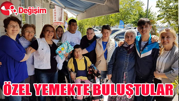 ÖZEL YEMEKTE BULUŞTULAR