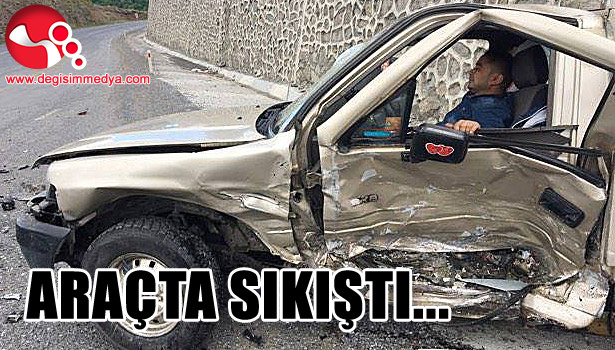 ARAÇLAR ÇARPIŞTI, SÜRÜCÜ ARAÇTA SIKIŞTI...