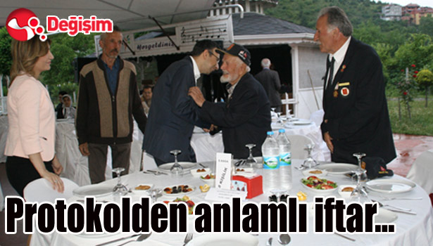 Protokolden anlamlı iftar...