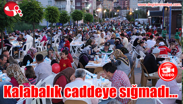 Kalabalık caddeye sığmadı...