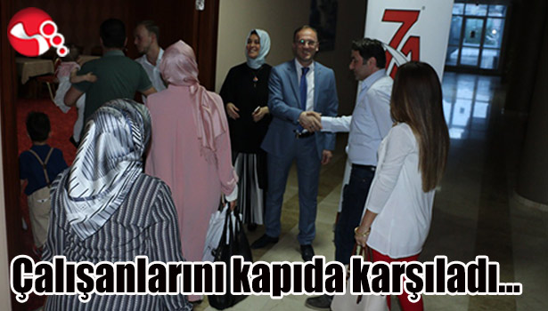 Çalışanlarını kapıda karşıladı...