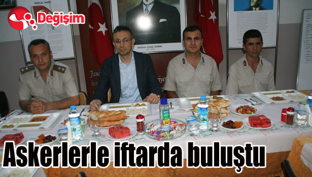 Askerlerle iftarda buluştu