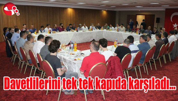 Davetlilerini tek tek kapıda karşıladı...