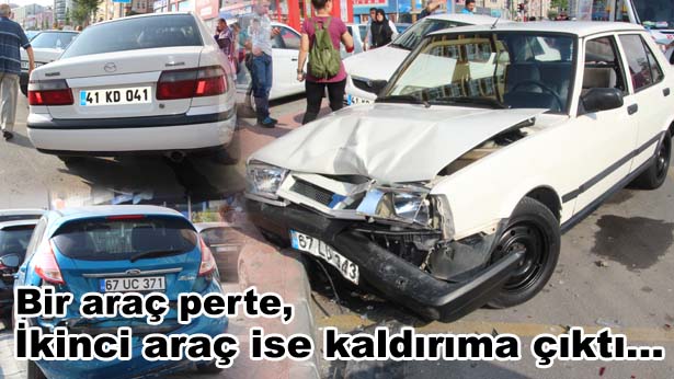 Bir araç perte, ikinci araç ise kaldırıma çıktı...