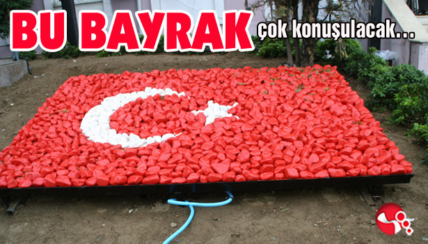 ÇAKIL TAŞINDAN YAPILAN BAYRAĞA BÜYÜK İLGİ...